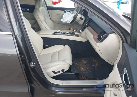 2019 Volvo Xc60 T5 Momentum из США, поврежденный, VIN LYV102RK4KB214452